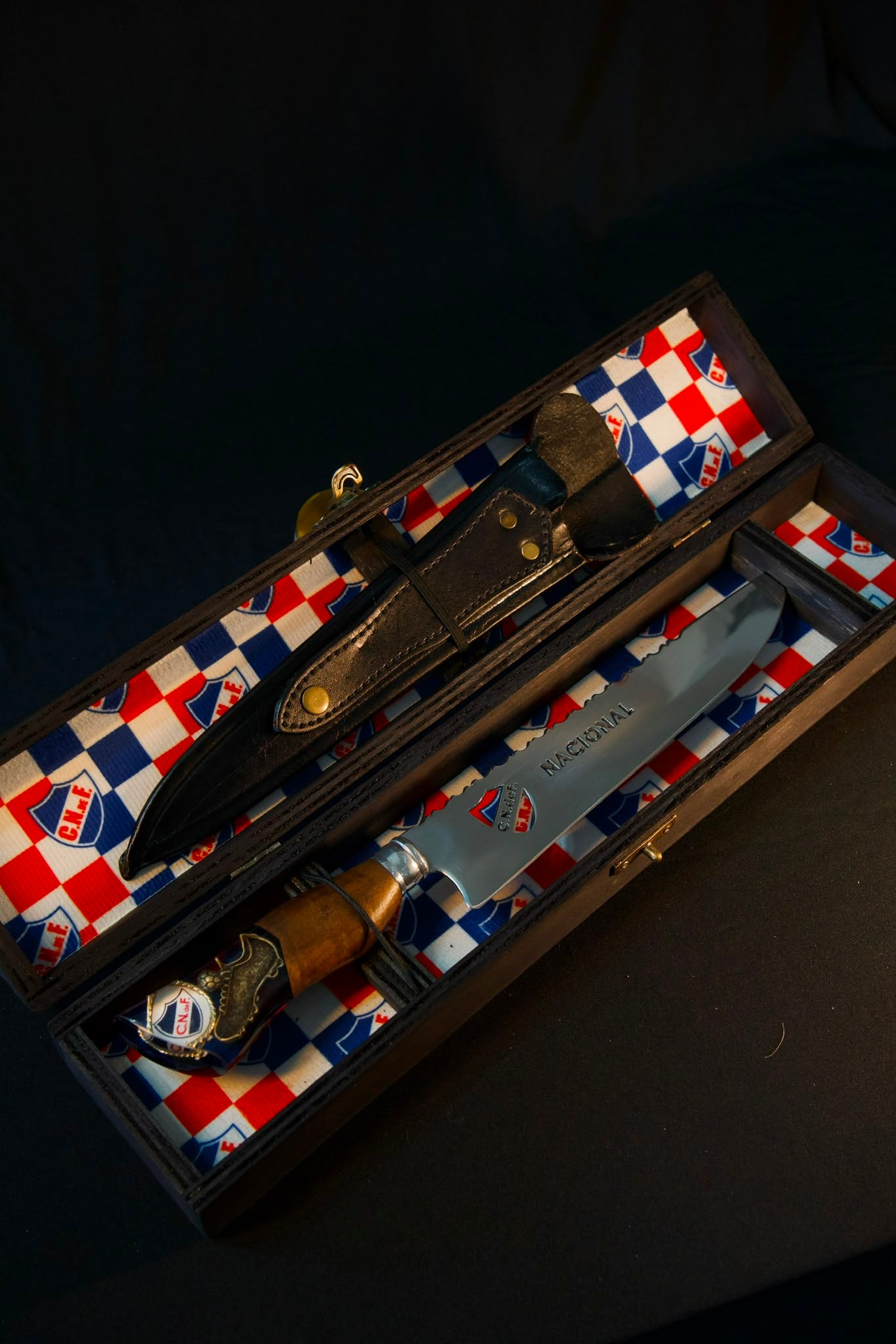 Cuchillo Nacional y packing estampado.