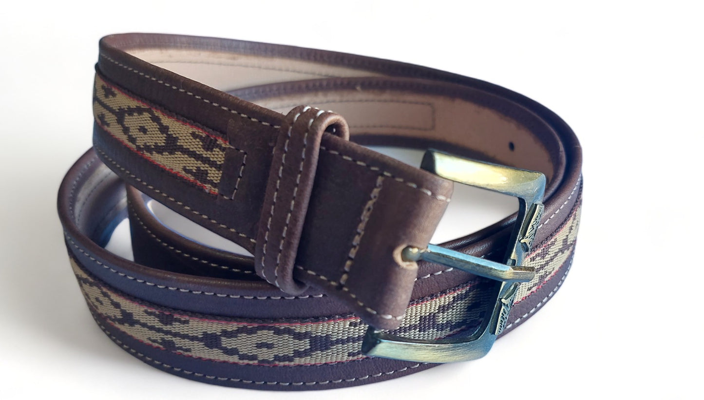 Cinto de couro marrom com detalhe de fita dos pampas