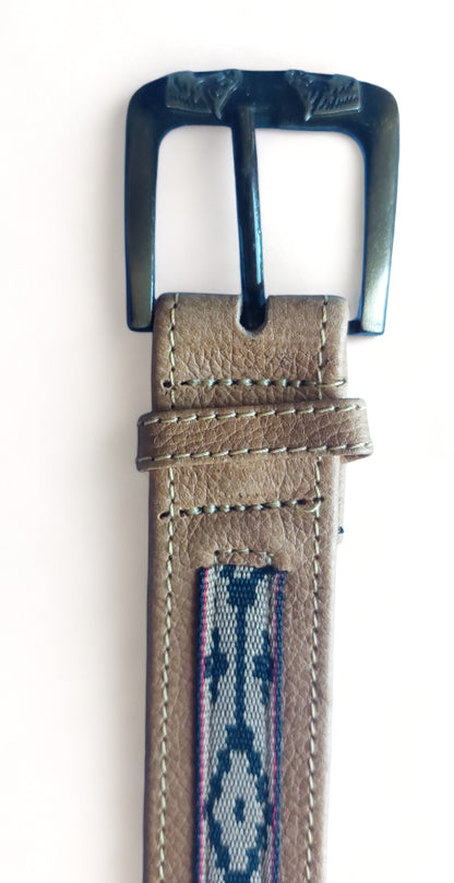 Cinto de couro marrom com detalhe de fita dos pampas