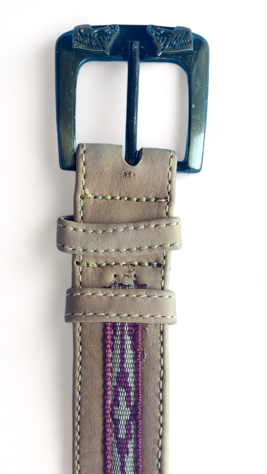 Cinto de couro marrom com detalhe de fita dos pampas