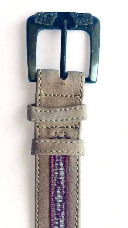 Cinto de couro marrom com detalhe de fita dos pampas