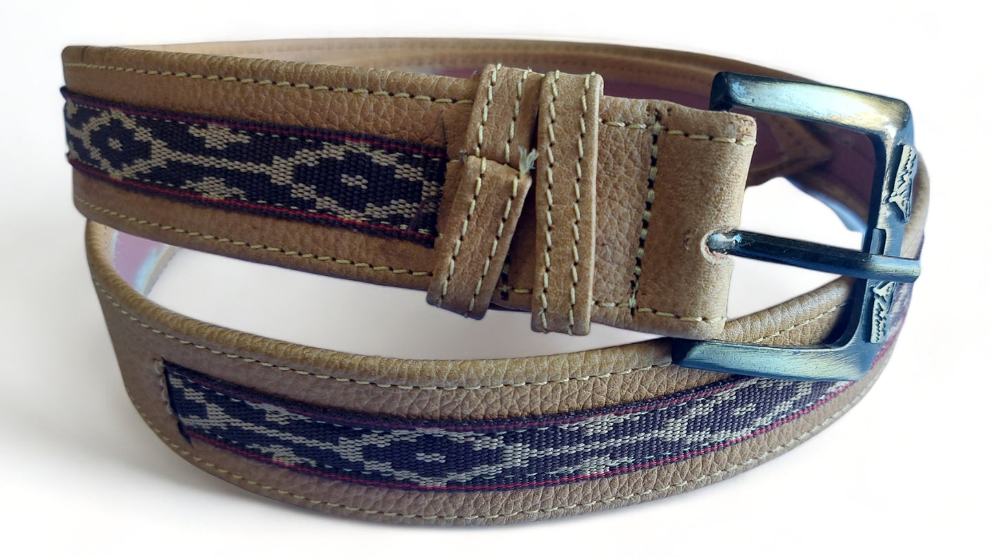 Cinto de couro marrom com detalhe de fita dos pampas