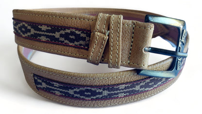 Cinto de couro marrom com detalhe de fita dos pampas