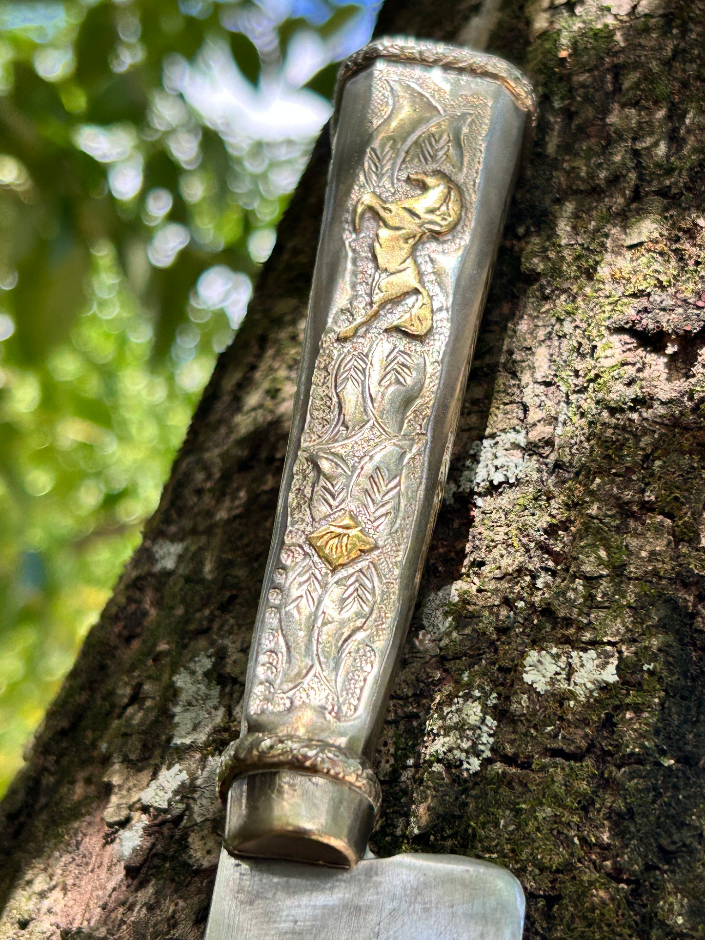 Faca de flores de alpaca e bronze