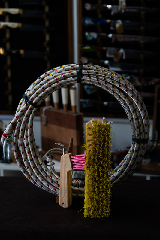 Laço + kit cuidados: vassoura+ limpador de casco