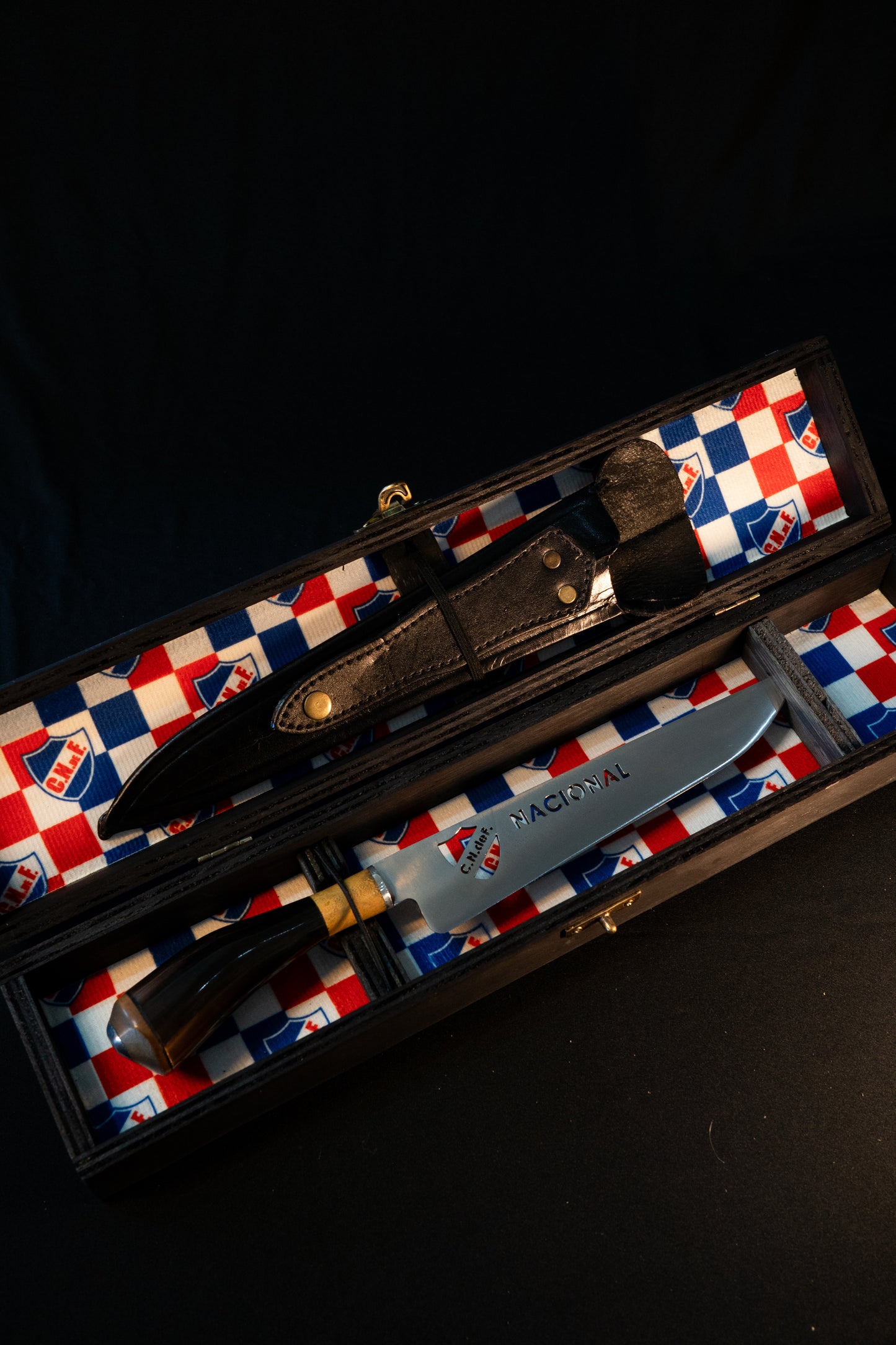 Cuchillo Nacional y packing estampado.