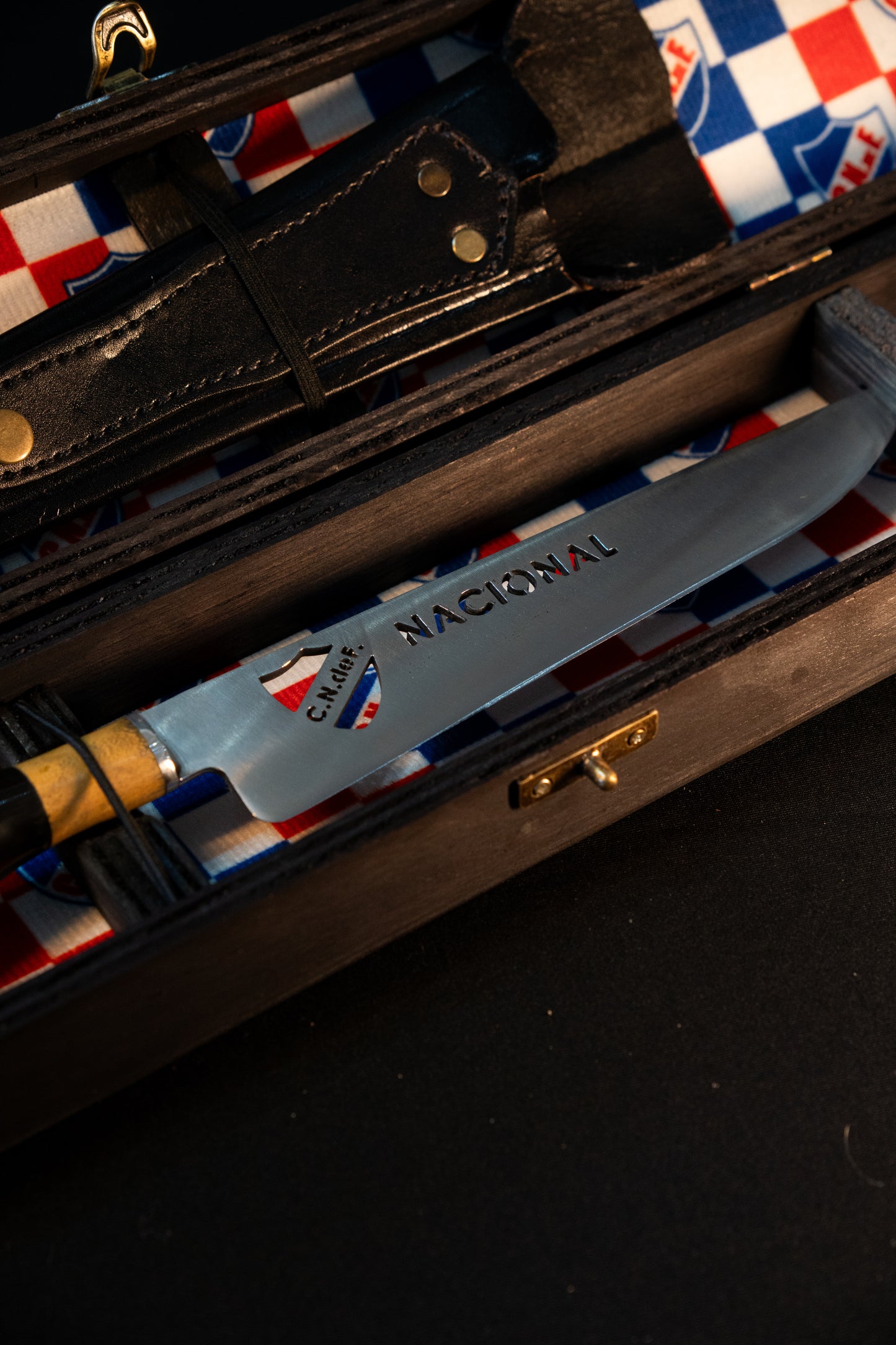 Cuchillo Nacional y packing estampado.