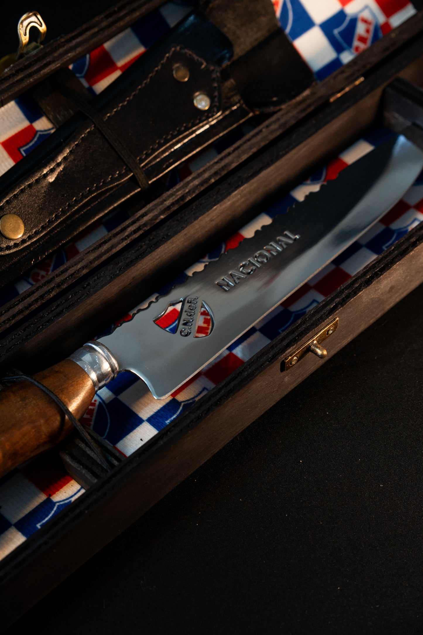Cuchillo Nacional y packing estampado.