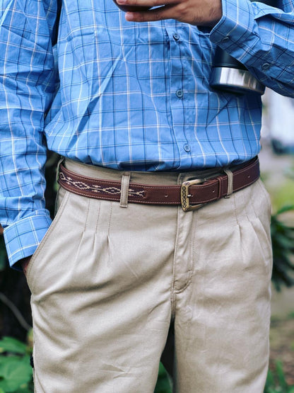 Cinto de couro marrom com detalhe de fita dos pampas