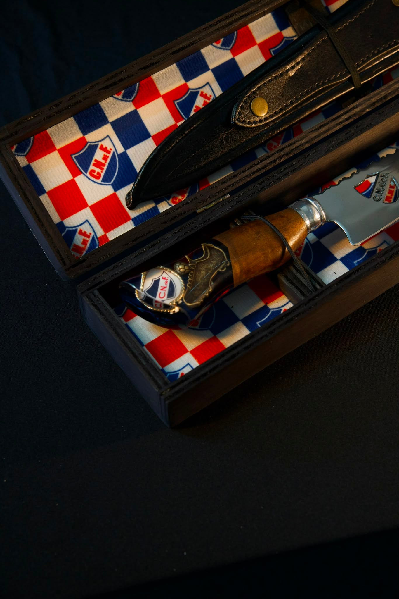 Cuchillo Nacional y packing estampado.