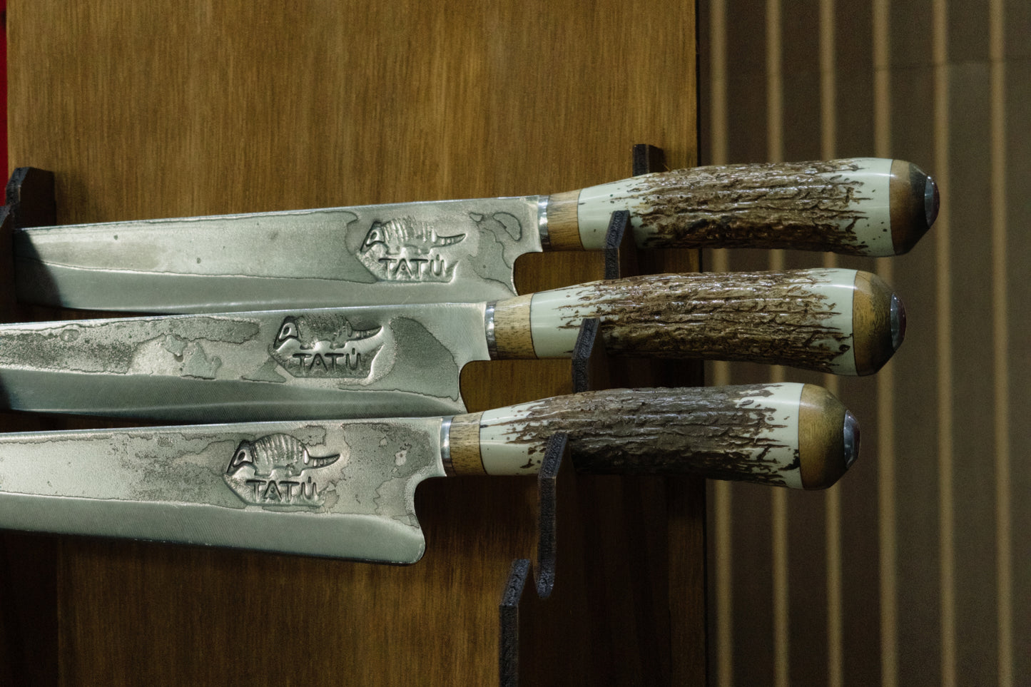 Veado com faca crioula