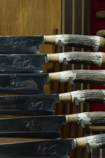 Veado com faca crioula