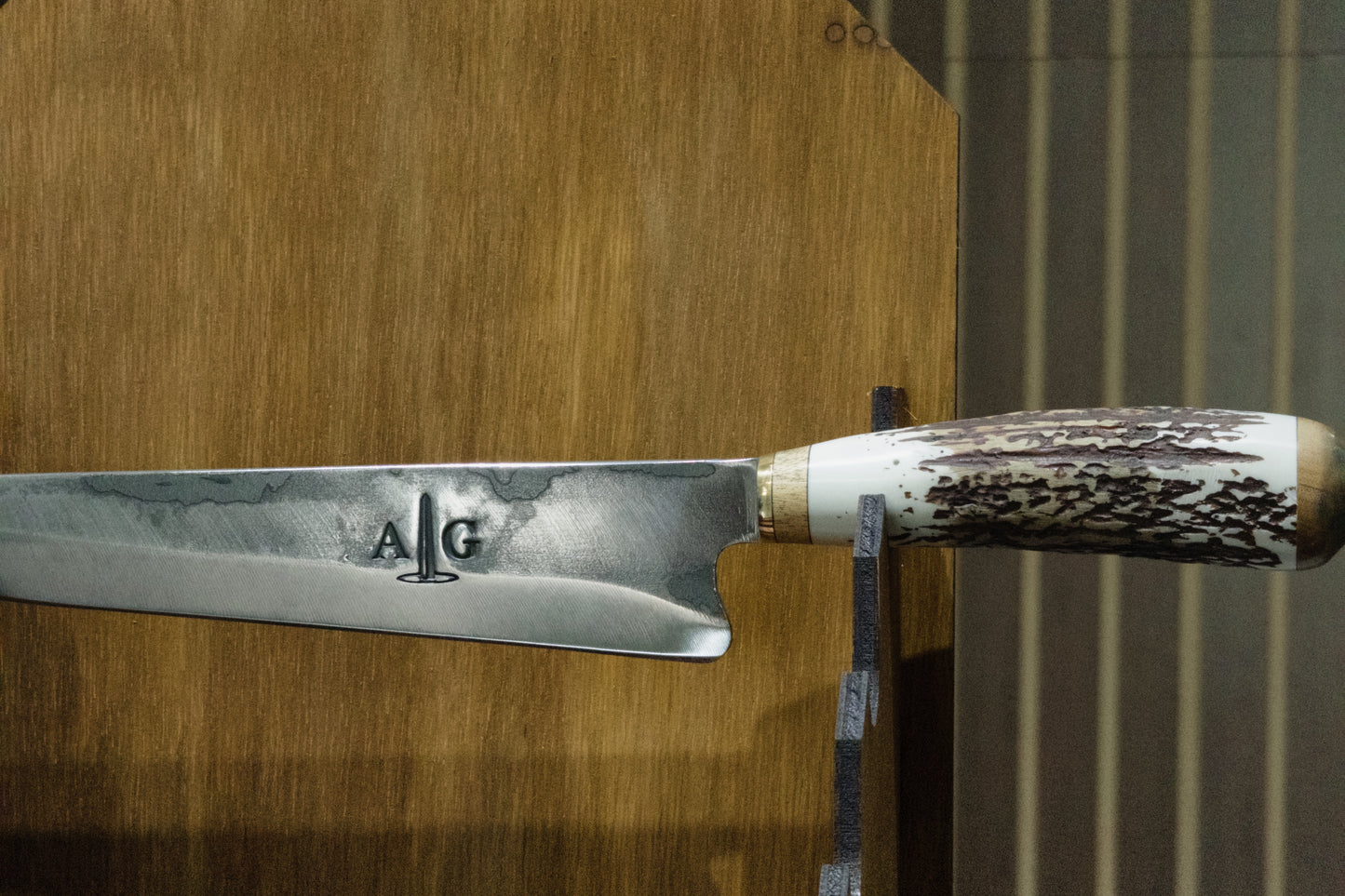 Veado com faca crioula