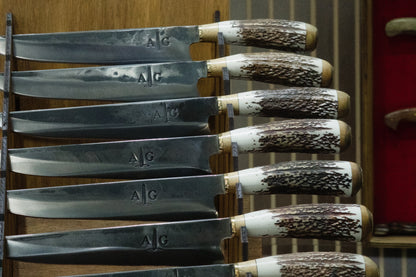 Veado com faca crioula