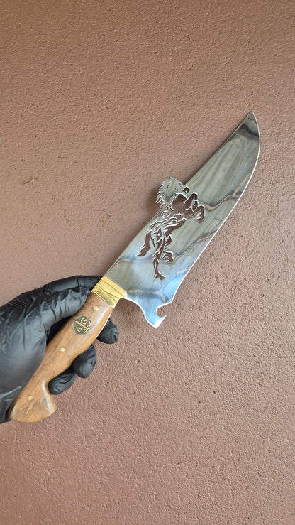 Cavalo com faca saltando